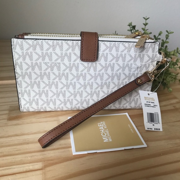 Michael Kors wallet🎈🎈 - Picture 2 of 9